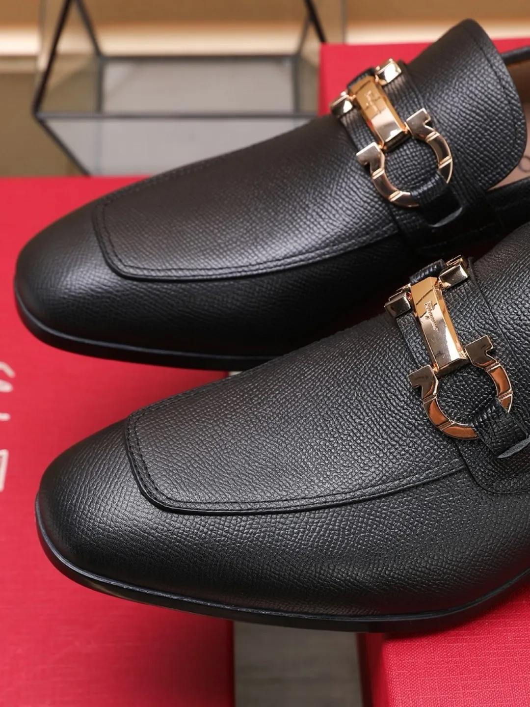 P620💰🔥《Ferragamo》👏Latest • High-end top brand luxury ~ purchasing agency, top quality ~. New fashionable business men's shoes 🔜The uppers are made of original palm-print cowhide➕cowhide·lining, with fine workmanship. The original stylish and soft combination wear-resistant and non-slip outsole is light and comfortable on the foot. The real thing looks better when photographed in person. Color: two colors available. Number of yards: 38/45 yards